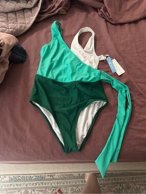 Cupshe medium Colorblock One-Shoulder Swimsuit in Teal & Forest Green